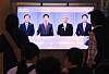 Viewers at Seoul Station watch the second televised debate between presidential candidates running for Korea's 21st presidential election on May 23. [YONHAP]
