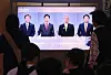Viewers at Seoul Station watch the second televised debate between presidential candidates running for Korea's 21st presidential election. [YONHAP]