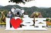 Australian Ambassador to Korea Catherine Raper, right, and Gapyeong County Mayor Kim Sung-ki pose next to a sign that reads “I love Australia” to celebrate the opening of a garden to mark the 60th anniversary of Korea-Australia ties on the southern tip of Jara Islands in Gapyeong, Gyeonggi, on Friday. The Battle of Gapyeong, from April 22 to 25 in 1951, was the bloodiest battle for Australians in the Korean War. In addition to koala and kangaroo figures, the garden also showcases photos taken of and by Australian soldiers during the war. [GAPYEONG COUNTY OFFICE]