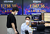 A sign at Hana Bank in central Seoul on Wednesday shows the tech heavy Kosdaq closing at a record 1,047.36, breaking a record set just two days earlier. The Kosdaq rose 0.23 percent, or 2.40 points. The main Kospi, which hit a new record on Tuesday, fell on Wednesday. [YONHAP]