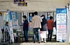 People stand in line to get tested for Covid-19 at a testing center in Daejeon on Monday. [JOONGANG ILBO]