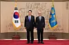 President Yoon Suk Yeol, left, poses for a photo with newly-appointed Minister of Culture, Sports and Tourism Yu In-chon on Wednesday after formally appointing Yu at the presidential office in central Seoul. Yu was appointed as culture minister on Saturday. He had previously served as culture minister from February 2008 to January 2011 during the Lee Myung-bak administration. [PRESIDENTIAL OFFICE]