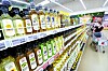 The price of Haepyo canola oil and pressed olive oil will increase by up to 20.8 percent from next month. Ottogi also recently raised the price of commercial cooking oil by 20 percent. Cooking oil, such as canola oil and olive oilm are on display at a large mart in Seoul on Tuesday. [YONHAP]