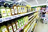 The price of Haepyo canola oil and pressed olive oil will increase by up to 20.8 percent from next month. Ottogi also recently raised the price of commercial cooking oil by 20 percent. Cooking oil, such as canola oil and olive oilm are on display at a large mart in Seoul on Tuesday. [YONHAP]