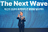 Shinhan Financial Group Chairman Jin Ok-dong gives a speech in central Seoul on Nov. 8. Shinhan Financial Group registered 4.37 trillion won in net profit last year, down 6.4 percent on-year. [YONHAP]