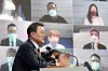 President Moon Jae-in answers a question at a New Year's press conference at the Blue House on Monday. Twenty journalists attended in person and 100 via videoconference. [YONHAP]