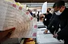 Printing of the ballots for the 21st presidential election, scheduled for June 3, began on May 25. On the same day, election officials in Busan’s Dong District reviewed the ballots at a printing facility in the city’s Busanjin District on the same day. [SONG BONG-GEUN]