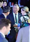 Hyundai Motor Group Executive Chairman Euisun Chung makes conversation with guests at the Korean World Expo reception dinner in Paris Wednesday. [YONHAP]