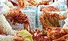 Volunteers make kimchi, a Korean traditional dish, on Nov. 22 last year, to commemorate Kimchi Day. [NEWS1]
