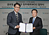 Ryu Kwon-ha, left, CEO of the Korea JoongAng Daily, and Park Myung-kwang, chairman of Global Civic Sharing, pose for a photo at the civic group’s office in central Seoul on Thursday after signing a memorandum of understanding to cooperate on overseas development projects, such as poverty eradication and sustainable development in developing countries. [PARK SANG-MOON]