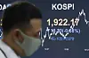 The screen in the dealing room of Hana Bank in Jung-district, central Seoul shows the benchmark Kospi for May 12. [YONHAP]