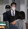 Samsung Electronics Vice Chairman Lee Jae-yong leaves Seoul Detention Center on Tuesday, after the Seoul Central District Court rejected the prosecution's request for a warrant to lock him up for further questioning. [YONHAP]
