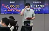 A screen in Hana Bank's trading room in central Seoul shows the Kospi closing at 2,386.85 points on Wednesday, up 15.88 points, or 0.67 percent, from the previous trading day. [YONHAP]