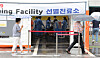 People wait in line to get tested for Covid-19 at a testing center in Gangnam District, southern Seoul, Thursday. [YONHAP]