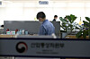 Prosecutors and investigators raid the Ministry of Trade, Industry and Energy in Sejong on Thursday. [YONHAP]