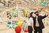 People take selfies at the Floating Garden exhibition held at the Hyundai Department Store in Mok-dong, western Seoul, on Thursday. The retailer will be hosting the exhibition together with the Korea Arts Management Service to display artwork by Korean artists. The exhibition will run through Oct. 30. [YONHAP]
