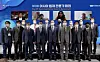 Government Legislation Minister Lee Wan-kyu, fifth from left in front row, and attendees of the 10th Asian Legislative Experts Symposium gather onstage for a commemorative photo at the Fairmont Ambassador Seoul in western Seoul on Thursday. [MINISTRY OF GOVERNMENT LEGISLATION]