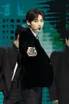 Singer Hwang Min-hyun performs his new lead track “Hidden Side” from his solo debut EP “Truth of Lie” during Monday’s showcase at the Yes24 Live Hall in eastern Seoul’s Gwangjin District the same day. [PLEDIS ENTERTAINMENT]