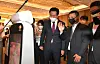 Seoul Mayor Oh Se-hoon, left, and Singapore's National Development Minister Desmond Lee look at the guide robot 'Chloe' made by a Korean company at the Seoul Exhibition booth at the World Cities Summit on Sunday. [SEOUL METROPOLITAN GOVERNMENT]