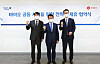 From left: Lee Jin-sung, Lotte Confectionery's head of marketing and e-commerce, Chu Young-min, Hyundai Oilbank CEO, and Lee Seung-soo, pose during a signing ceremony held at Hyundai Oilbank's office in Jung District, central Seoul, Monday. [HYUNDAI OILBANK]