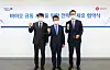 From left: Lee Jin-sung, Lotte Confectionery's head of marketing and e-commerce, Chu Young-min, Hyundai Oilbank CEO, and Lee Seung-soo, pose during a signing ceremony held at Hyundai Oilbank's office in Jung District, central Seoul, Monday. [HYUNDAI OILBANK]