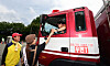 Amid ongoing emergency water deliveries due to severe drought conditions in Gangneung, local café staff provide free bread and beverages to military personnel and firefighters at the Hongje Water Purification Plant on Sept. 16. The region continues to rely on transported water from reservoirs in the nearby cities and provinces as the drought persists. [YONHAP]