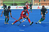 Lee Hye-seung, center, guides the ball past Pakistan's Afraz, left, and Ali Shan during the men's field hockey match between Pakistan and Korea at the Asian Championship Trophy tournament in Dhaka, Bangladesh, on Saturday. Korea held Pakistan to a draw and will advance to the semifinals as runner-up in the standings with one win and three draws, one win behind leader India. [AFP/YONHAP]