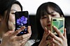 Customers try out Samsung's foldable smartphone, Galaxy Z Flip. [NEWS1]