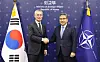 Foreign Minister Park Jin, right, and NATO Secretary General Jens Stoltenberg, shake hands in their meeting at the Foreign Ministry in Seoul on Sunday. [YONHAP]