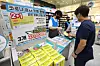 A customer buys a self-testing kit at a GS25 convenience store in Seoul, Monday, as the store runs a buy-two-get-one-free event amid a resurgence in Covid-19 cases. [YONHAP]
