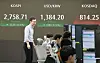 A screen in Hana Bank's trading room in central Seoul shows the Kospi closing at 2,758.71 points on Wednesday, down 0.56 percent, or 15.58 points, from the previous trading session. [YONHAP]