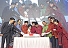Korean and Indonesian celebrities, corporate executives and policymakers celebrate the 50th anniversary of diplomatic relations between the two countries and Indonesia's 78th anniversary of its Independence Day at the Lotte Hotel in central Seoul on Thursday. Cutting the cake together are Indonesia’s Coordinating Minister for Political, Legal and Security affairs Mohammad Mahfud MD, fifth from right; Indonesian Ambassador to Korea Gandi Sulistiyanto and his wife, center; Bank of Korea Chairman Rhee Chang-yong, third from right; People Power Party leader Kim Gi-hyeon, fourth from left; Dita Karang, Indonesian singer and member of Secret Number, far right; and Choi Si-won, Korean singer and member of boy band Super Junior, far left. [PARK SANG-MOON]
