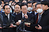 With senior Democratic Party lawmakers behind him, DP Chairman Lee Jae-myung delivers remarks after arriving at the Seongnam branch of the Suwon District Prosecutors' Office on Tuesday morning. [YONHAP]