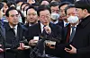 With senior Democratic Party lawmakers behind him, DP Chairman Lee Jae-myung delivers remarks after arriving at the Seongnam branch of the Suwon District Prosecutors' Office on Tuesday morning. [YONHAP]