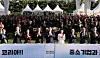 President Yoon Suk Yeol, center, business executives and government officials applaud a performance given at the 35th conference of small and medium-sized enterprises, held at the front lawn of the presidential office in Yongsan District, central Seoul, on Thursday. From second left are Samsung Electronics Executive Chairman Lee Jae-yong; Minister of SMEs and Startups Oh Young-joo; Korea Federation of Small and Medium Business Chairman Kim Ki-mun, third from right; Minister of Foreign Affairs Cho Tae-yul, second from right; and LG Chairman Koo Kwang-mo, far right. [JOINT PRESS CORPS]