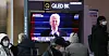Koreans watch news on the inauguration ceremony of U.S. President Joe Biden at the Seoul Station in central Seoul Thursday. [NEWS1]