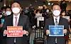 Opposition People Power Party presidential candidate Yoon Suk-yeol, left, and Democratic Party presidential candidate Lee Jae-myung pose for a commemorative photo at an event supporting small businesses in Yeouido, western Seoul, Tuesday. [JOINT PRESS CORPS]