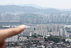 An apartment complex is seen from Namsan in central Seoul on Wednesday. The proportion of renewed jeonse contracts accounted for 52.1 percent of the total 17,727 jeonse contracts for apartments in Seoul in July as of Tuesday, surpassing that of new jeonse contracts, according to the jeonse transaction data system operated by the Ministry of Land, Infrastructure and Transport on Wednesday. [YONHAP]