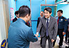 Acting President and Education Minister Lee Ju-ho shakes hands with a police officer during a visit to the Hwayang police patrol unit in Gwangjin District, western Seoul, on May 3. [EDUCATION MINISTRY]