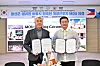 Choi Seung-jun, mayor of Gangwon's Jeongseon County, and Eulogio Clarence Martin P. de Guzman III, municipal mayor of the Philippines' Bauang, take a commemorative photo at the Jeongseon County-Bauang City MOU on Seasonal Workers for Foreigners signing ceremony on Feb. 10. [JEONGSEON COUNTY]