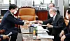 Sohn Kyung-shik, chairman at Korea Enterprises Federation, right, delivers a letter expressing concern about a bill that limits employers' rights to claim damages to striking workers on Wednesday at the National Assembly. [KIM KYUNG-ROK]
