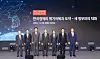 Industry leaders and government officials pose for photos at the 2022 JoongAng Forum held under the title 'Breakthrough and overcoming the Korean economic crisis - A talk with the new government' on Wednesday at Lotte Hotel Seoul in central Seoul. From left are: Sohn Kyung-shik, chairman of the Korea Enterprises Federation (KEF); Choo Kyung-ho, deputy prime minister and minister of economy and finance; Chung Jin-suk, interim chief of the People Power Party (PPP); Hong Seok-hyun, chairman of JoongAng Holdings; Park Hong-keun, floor leader of the Democratic Party (DP); Lee Kwan-sup, senior presidential secretary for policy and planning; and Chey Tae-won, chairman of the Korea Chamber of Commerce and Industry (KCCI). [KIM HYON-DONG]