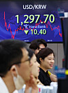An electronic signboard at Hana Bank in central Seoul shows won trading below 1,300 won Wednesday. [YONHAP]