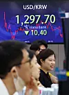 An electronic signboard at Hana Bank in central Seoul shows won trading below 1,300 won Wednesday. [YONHAP]