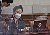Seoul Mayor Oh Se-hoon, right, prepares to attend the cabinet meeting at the Central Government Complex in Seoul on Tuesday. [NEWS1]
