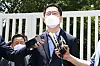 South Gyeongsang Governor Kim Kyoung-soo on Monday makes a comment in front of the jail after he was sentenced to two years for colluding with an online opinion rigging scheme.