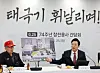 Seoul Mayor Oh Se-hoon, right, speaks during a meeting with Korean War veterans at the City Hall in downtown Seoul on Tuesday. [YONHAP]
