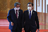 Presidential Chief of Staff Noh Young-min, left, speaks with President Moon Jae-in at the Blue House Friday. Noh and five other senior presidential aides tendered their resignation that day. [YONHAP]