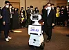 A robot holding up a sign that reads ’regulation innovation changes life“ escorts Prime Minister Chung Sye-kyun, Wednesday, at the ’2020 Robo World“ exhibition, held at Kintex in Goyang, Gyeonggi. Chung met with officials from the robotics industry and explained the government’s deregulation plan. [YONHAP]