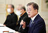 President Moon Jae-in speaks at a luncheon with Catholic leaders at the Blue House on Thursday. Moon invited the leaders to thank them for their cooperation in the coronavirus outbreak.  [YONHAP]